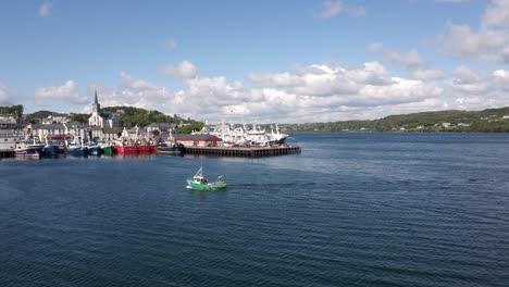 toma de drone de un pequeño barco pesquero irlandés llegando al puerto.