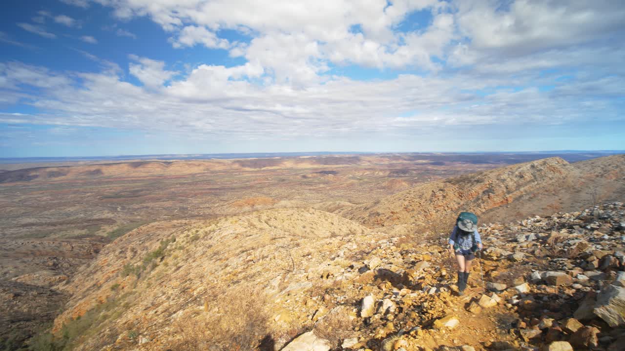 바위가 많은 사막 풍경, 중앙 호주를 가로 질러 과거 등산객을 팬