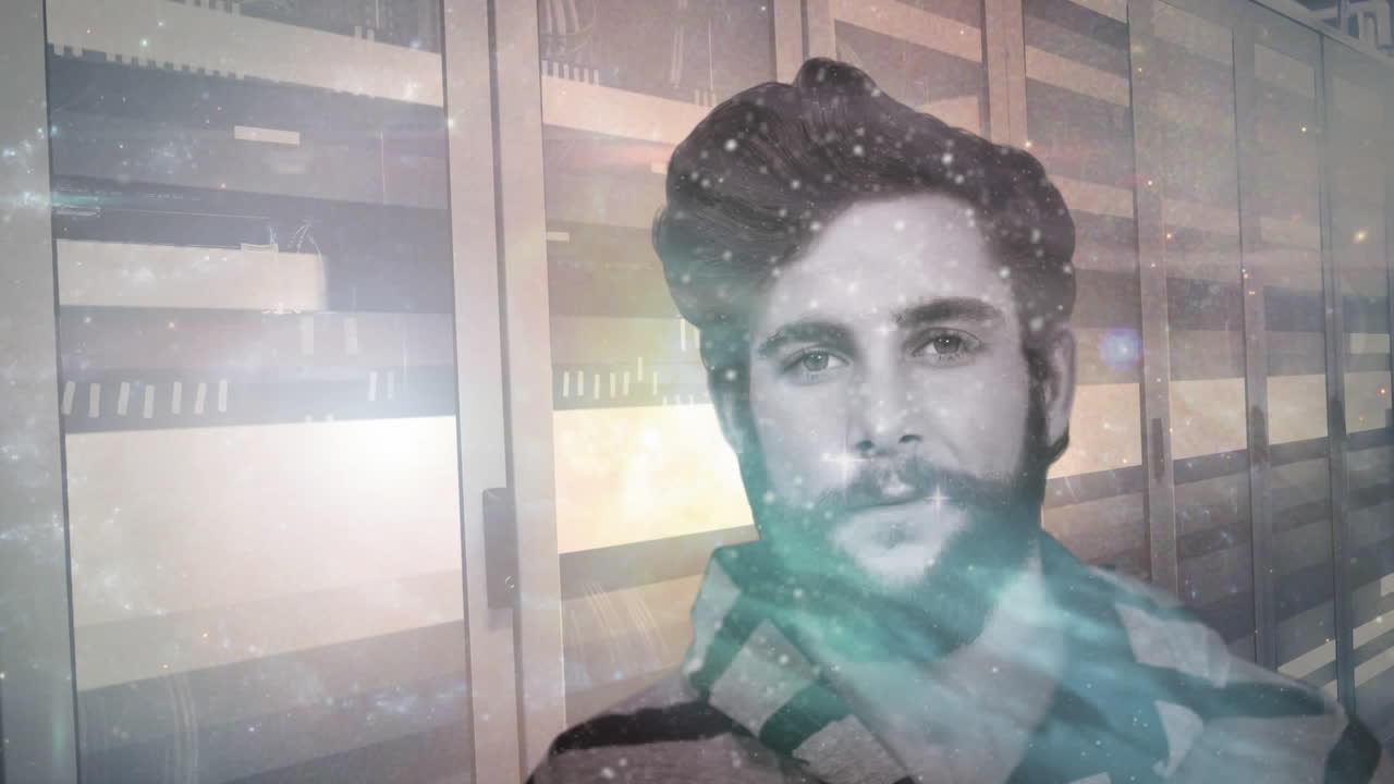 retrato de un hombre con servidores informáticos en la sala de tecnología