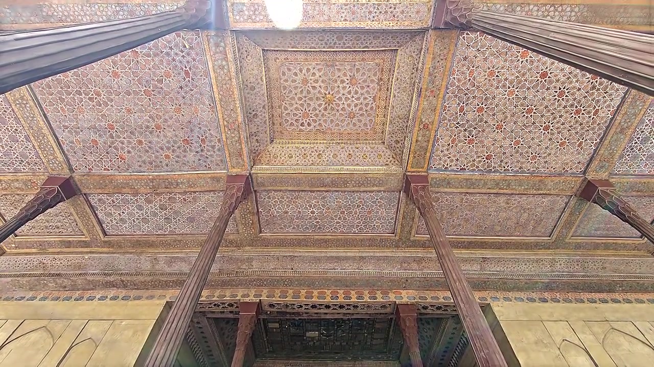 Soffitto dipinto intricato e colonne in legno del Palazzo Chehel Sotoun