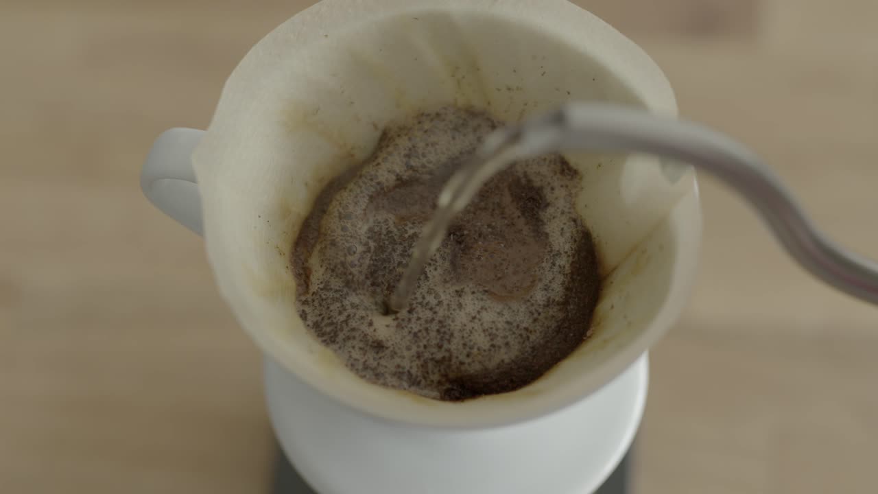 뜨거운 물 이 차 위 에 부어지고 있는 것