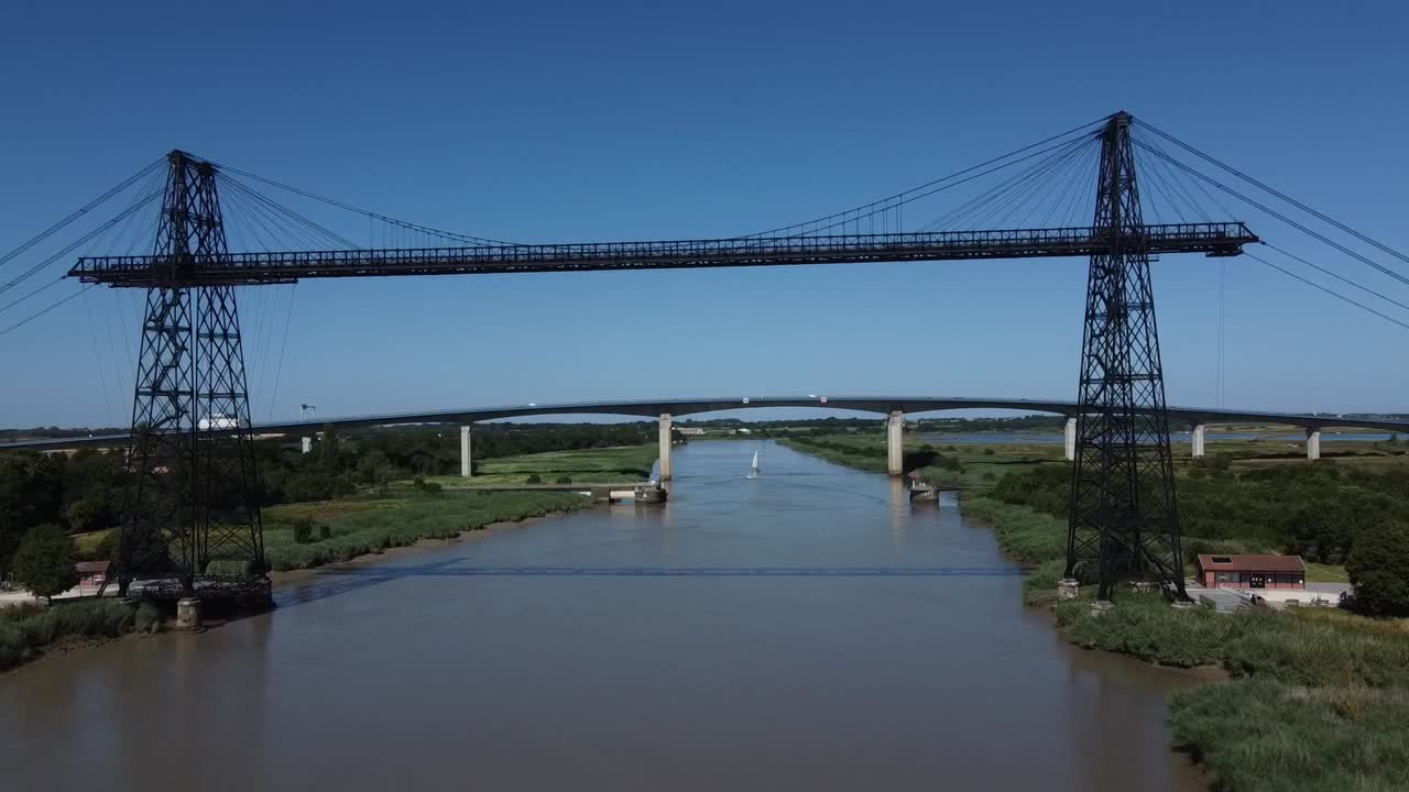 en órbita alrededor del puente colgante de rochefort, francia