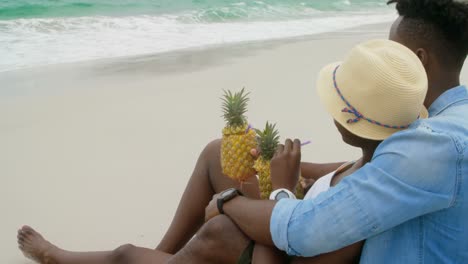 Seitenansicht-Eines-Afroamerikanischen-Paares,-Das-Sich-Am-Strand-Entspannt,-4k