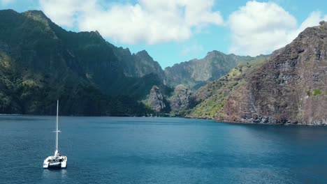 Catamarán-De-Vela-Navegando-Hacia-La-Bahía-De-Las-Vírgenes-En-Las-Islas-Fatu-Hiva-Marquesas-En-La-Polinesia-Francesa-En-El-Océano-Pacífico-Sur