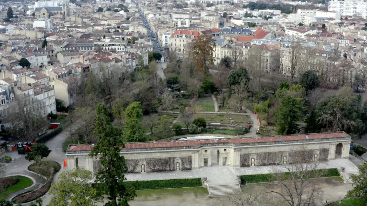 jardín botánico de burdeos, francia con edificio central de puerta larga, revelación de pan derecha aérea