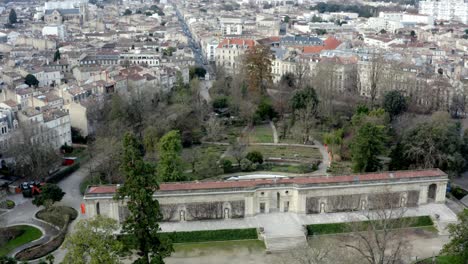 Botanischer-Garten-Von-Bordeaux,-Frankreich-Mit-Zentralem-Langen-Torgebäude,-Freiliegende-Rechte-Schwenkansicht