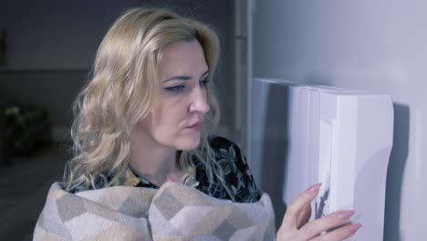 costo de la electricidad inflación mujer cambiando el ajuste del calentador