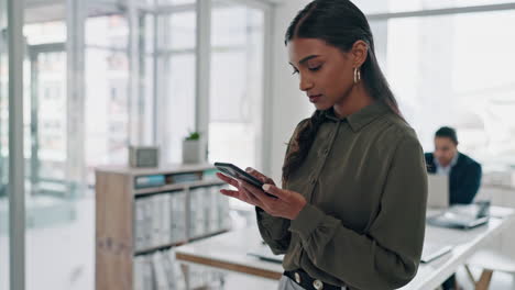 Búsqueda,-Teléfono-Y-Correo-Electrónico-Con-Mujer-De-Negocios