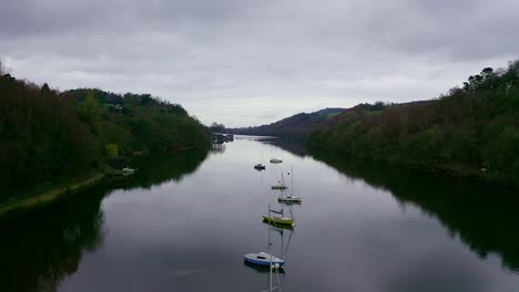 Beautiful-aerial-view,-footage-of-Rudyard-Lake-in-the-Derbyshire-Peak-District-National-Park,-popular-holiday,-tourist-attraction-with-boat-rides-and-water-sports-on-off,-peaceful,-calm-water