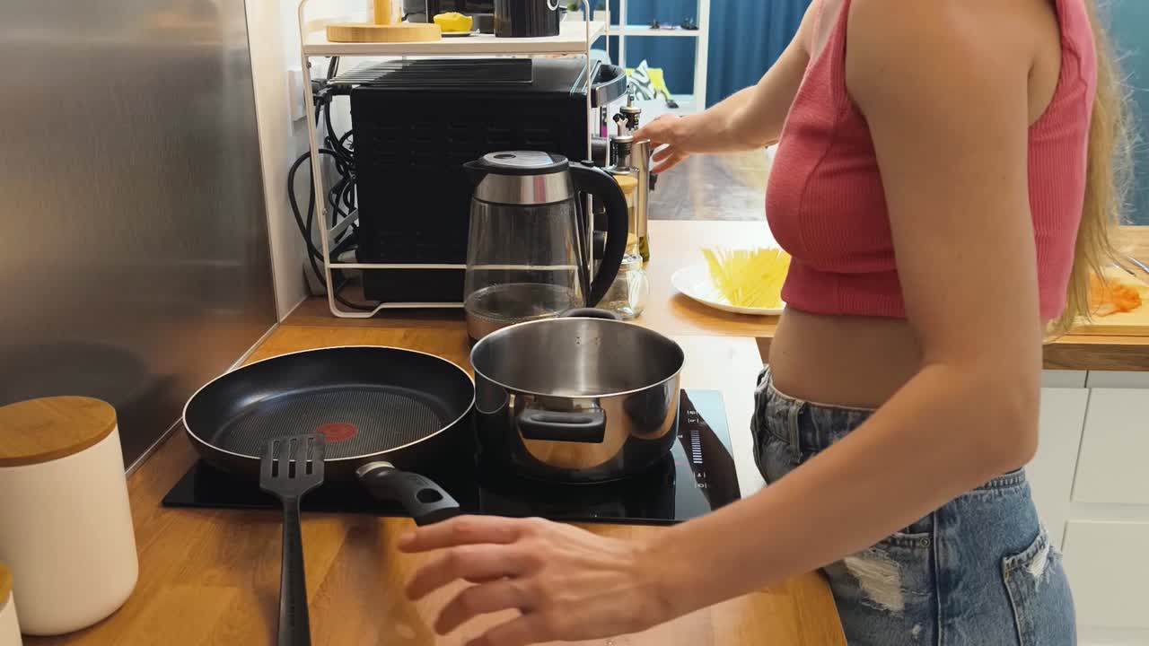 부 에서 채소 를 요리 하는 여자