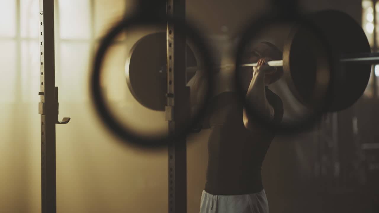 hombre levantando pesas