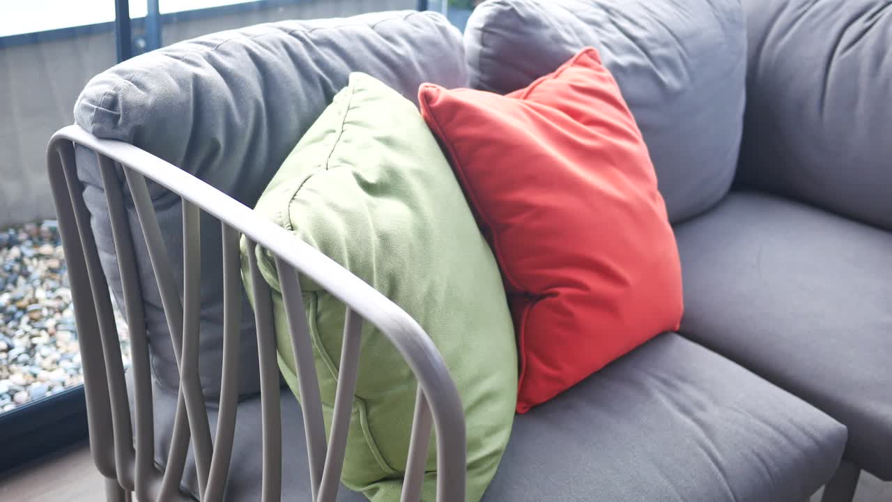 sofá seccional al aire libre con almohadas