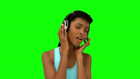 modelo atractivo cantando mientras escucha música