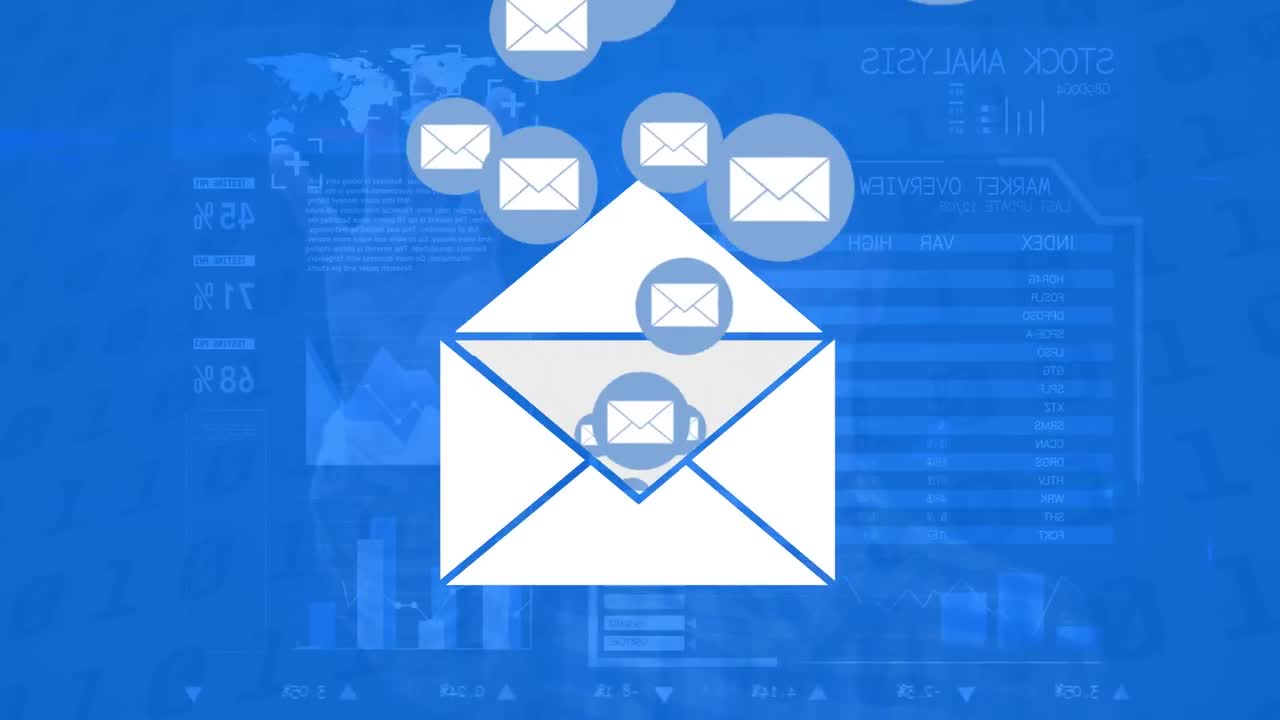 animación de sobres sobre el procesamiento de datos en fondo azul