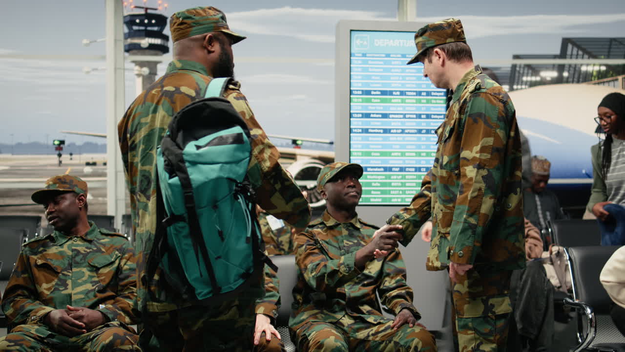 Tropas da equipe militar conversando no lounge do aeroporto enquanto esperam a partida do avião