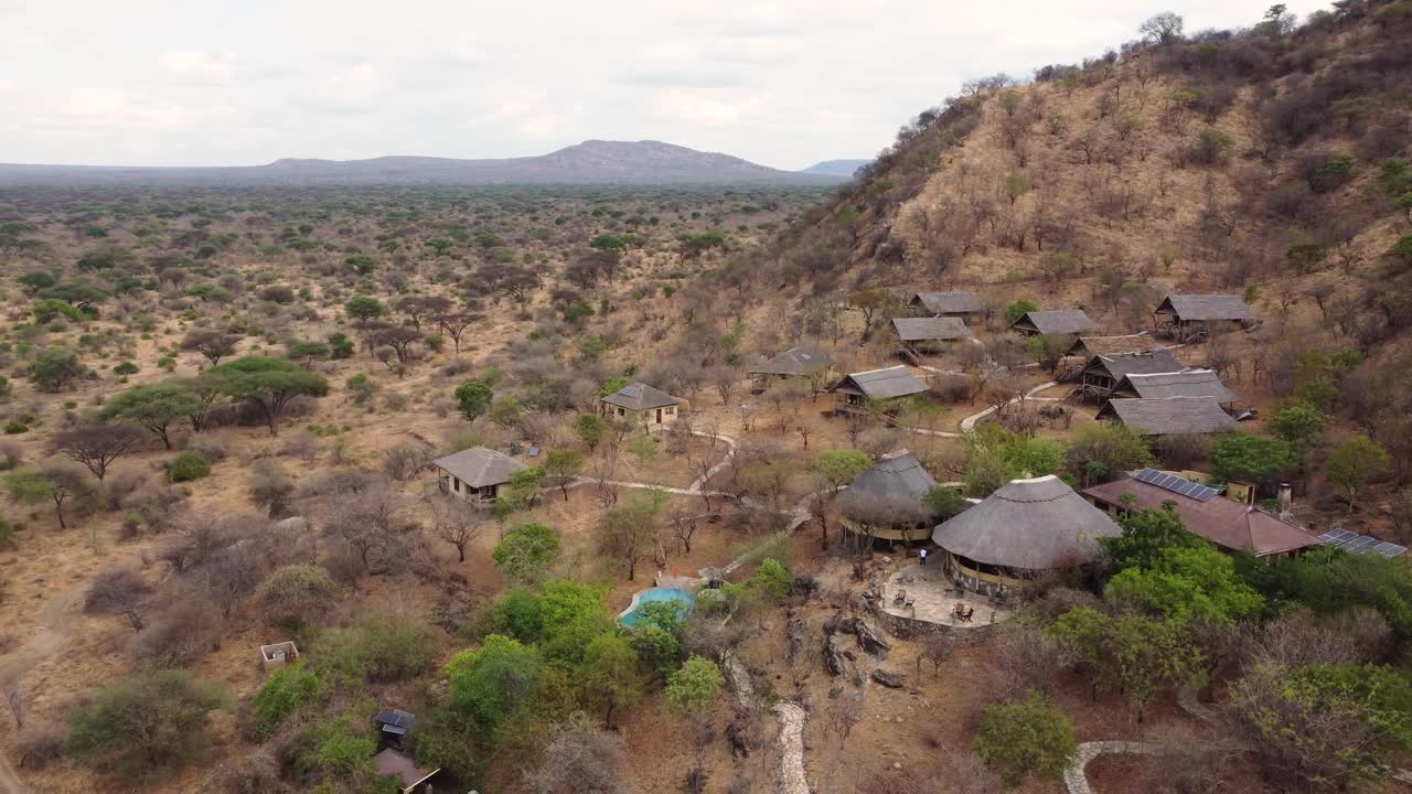 Splendida ripresa aerea con drone del lussuoso Sangaiwe Tented Lodge con piscina che si affaccia sul Parco Nazionale del Tarangire in Tanzania, in Africa