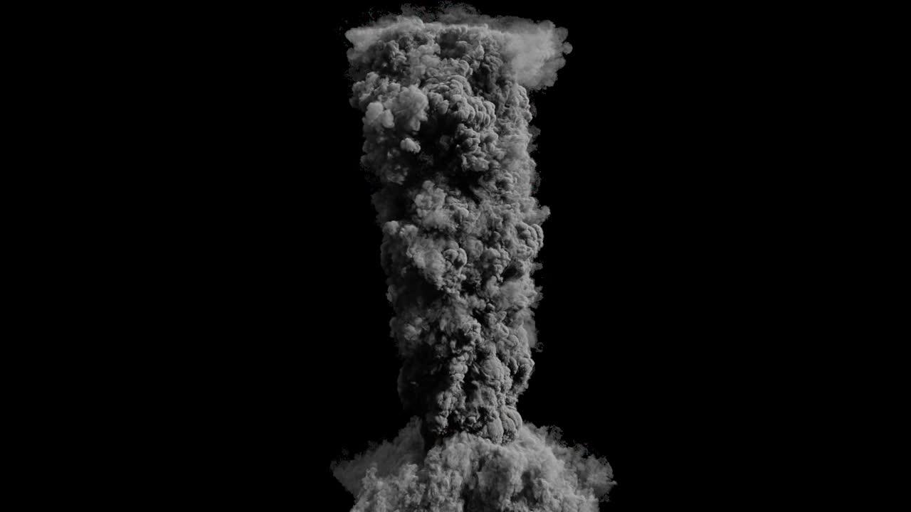 primer plano de la explosión y el espeso humo negro. explosión e incendio con humo en un fondo negro aislado con canal alfa, incendio y explosión de una bomba o combustible, humo real.