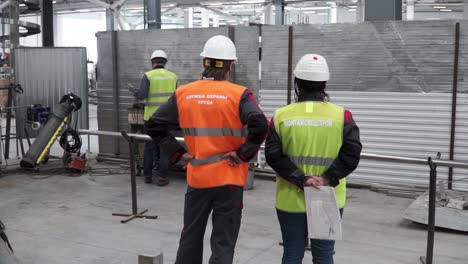 trabajadores industriales inspeccionando el proyecto de soldadura
