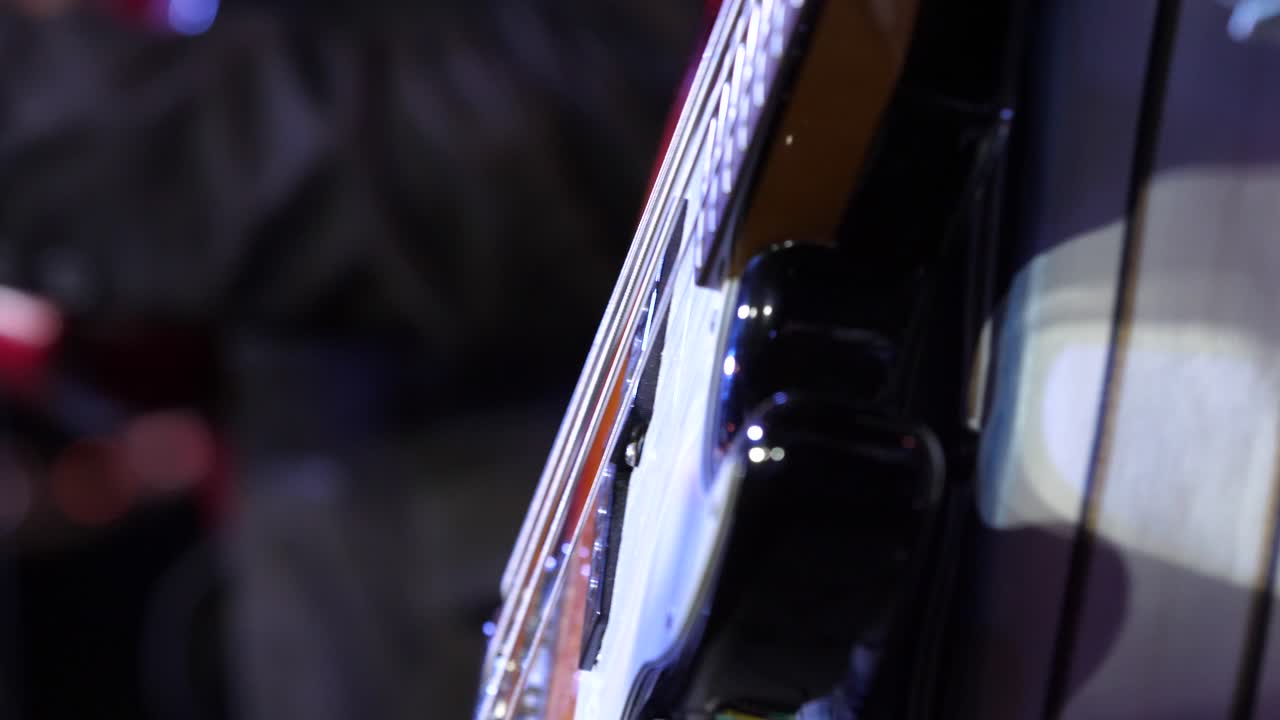 Bassista che suona