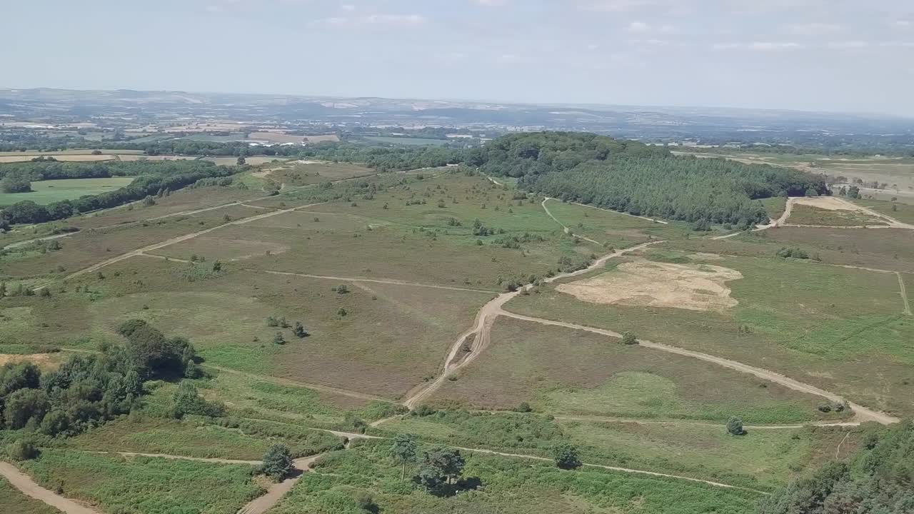 vista panorámica del paisaje y caminos de tierra en woodbury, inglaterra