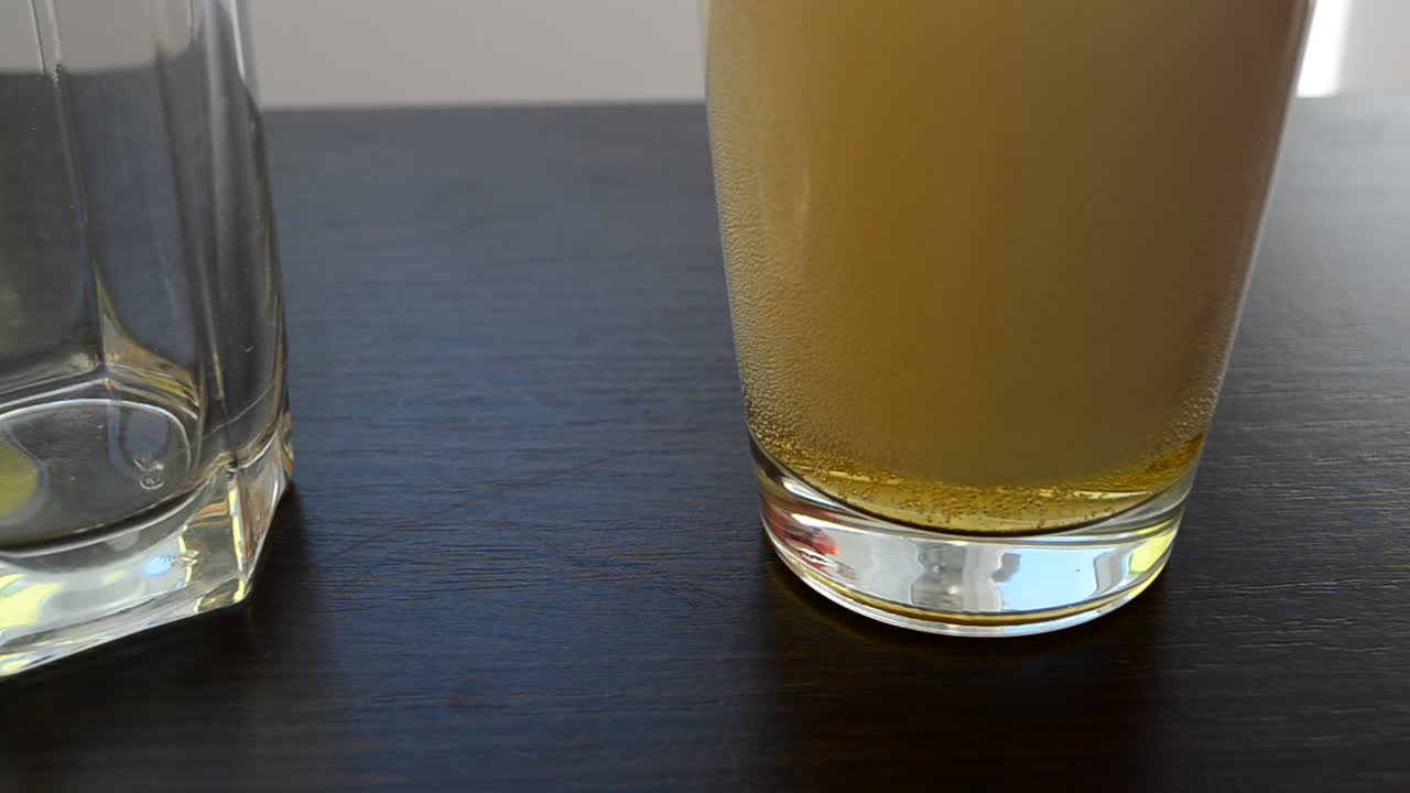 Birra che riempie i bicchieri. Riprese di birra