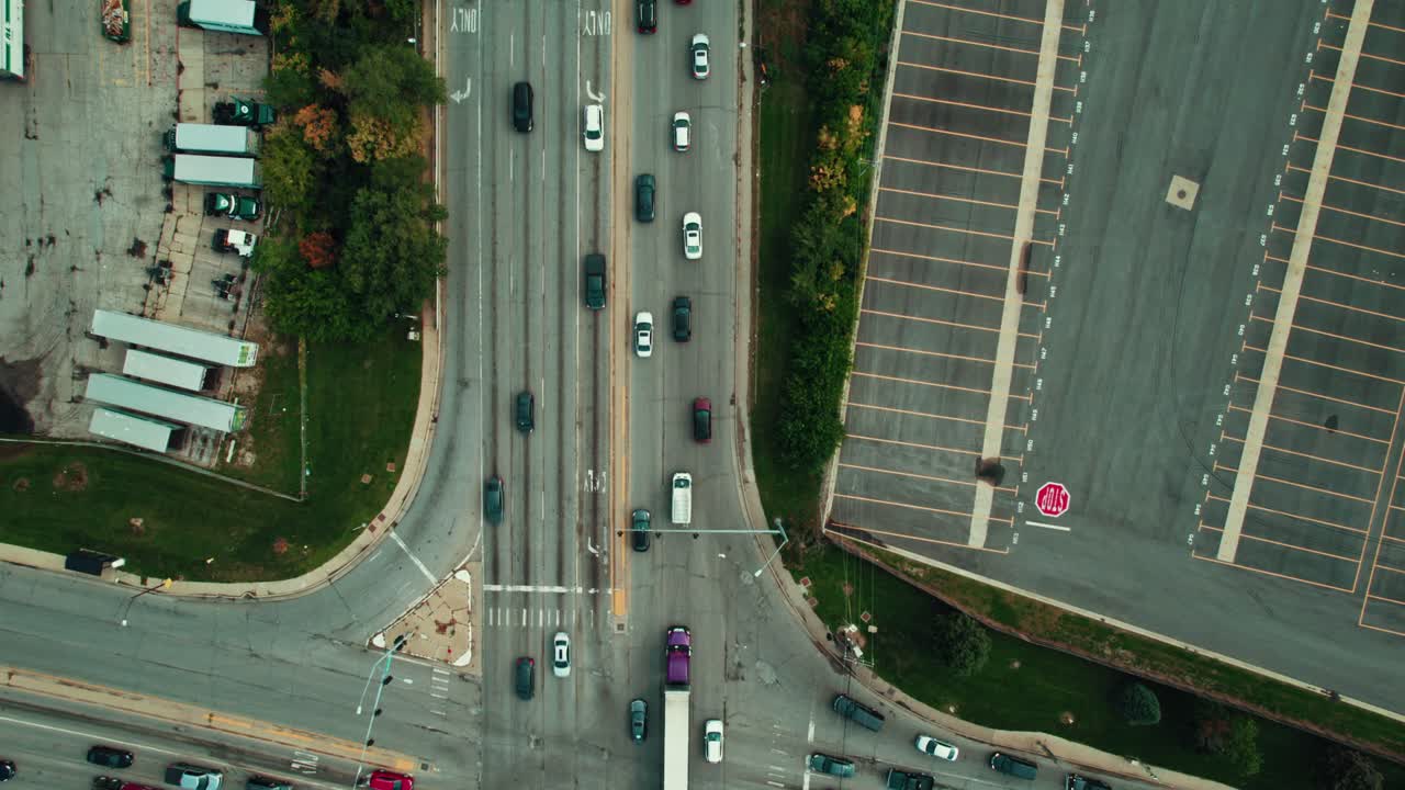 보라색 건조한 밴 리퍼 cdl 트럭 운전자가 교차로를 통과합니다.