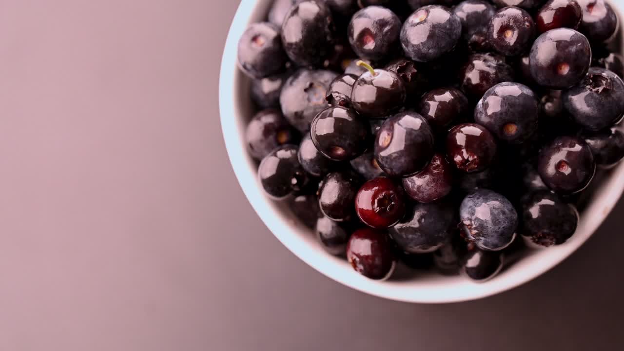 그에 신선한 블루베리의 느린 동작, 텍스트를위한 공간, 건강한 아침 식사의 개념