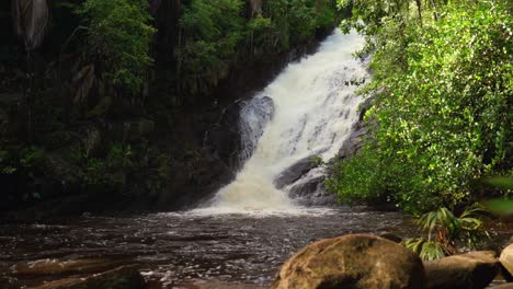 Mucha-Agua-De-La-Cascada-Sauzier,-Después-De-Fuertes-Lluvias-En-La-Isla-Mahe,-Seychelles-1