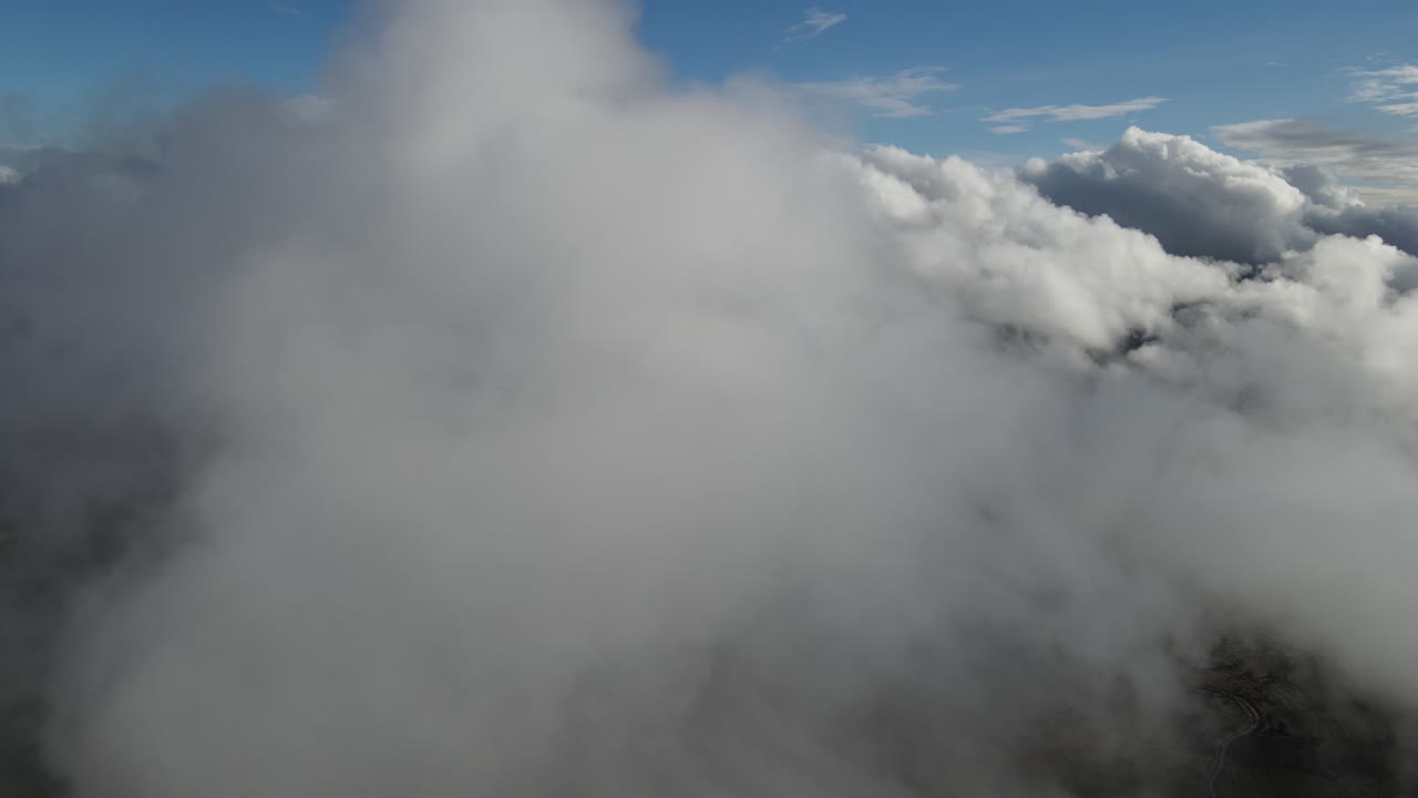 누적된 회색 구름