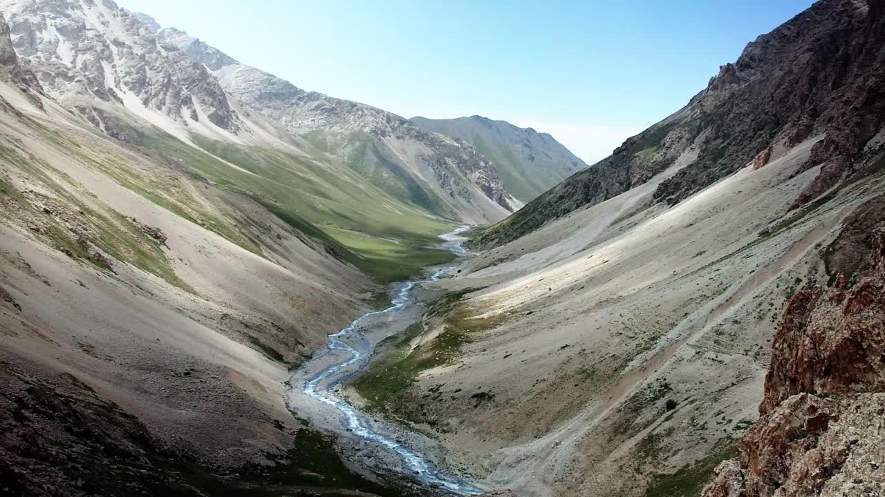 Wunderschöne Tallandschaft in den Bergen Kirgisistans.
