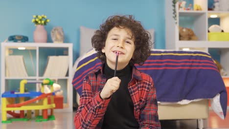 Niño-Inteligente-De-Escuela-Primaria-Estudiando-En-Su-Habitación,-Haciendo-Su-Tarea.