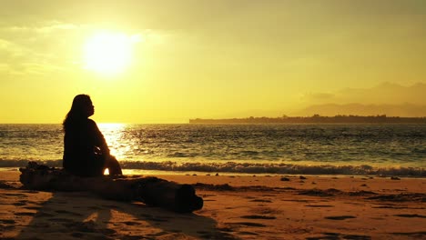 Filipinas,-Luz-De-La-Hora-Dorada-Sobre-La-Playa-De-Arena,-Mujer-Mirando-La-Puesta-De-Sol