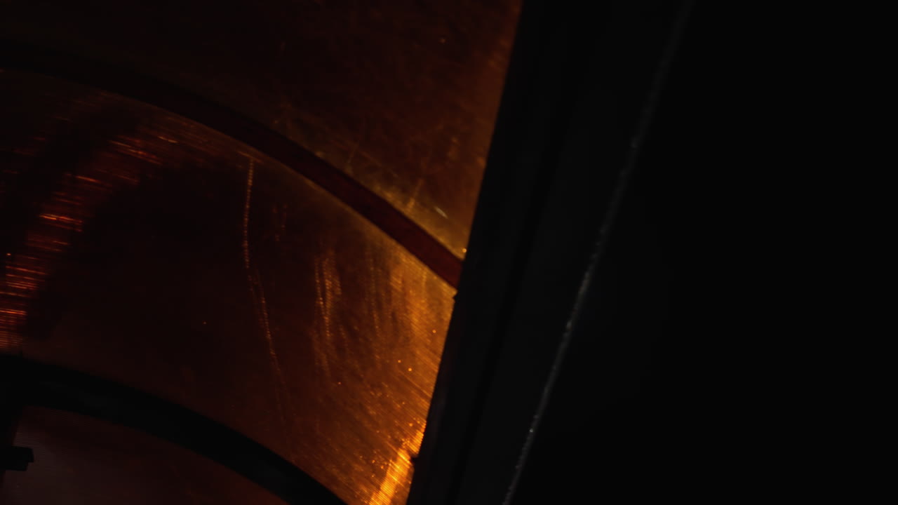 vista nocturna abstracta de primer plano con luces brillantes y superficies reflectantes, con efectos de luz brillante y sombras oscuras