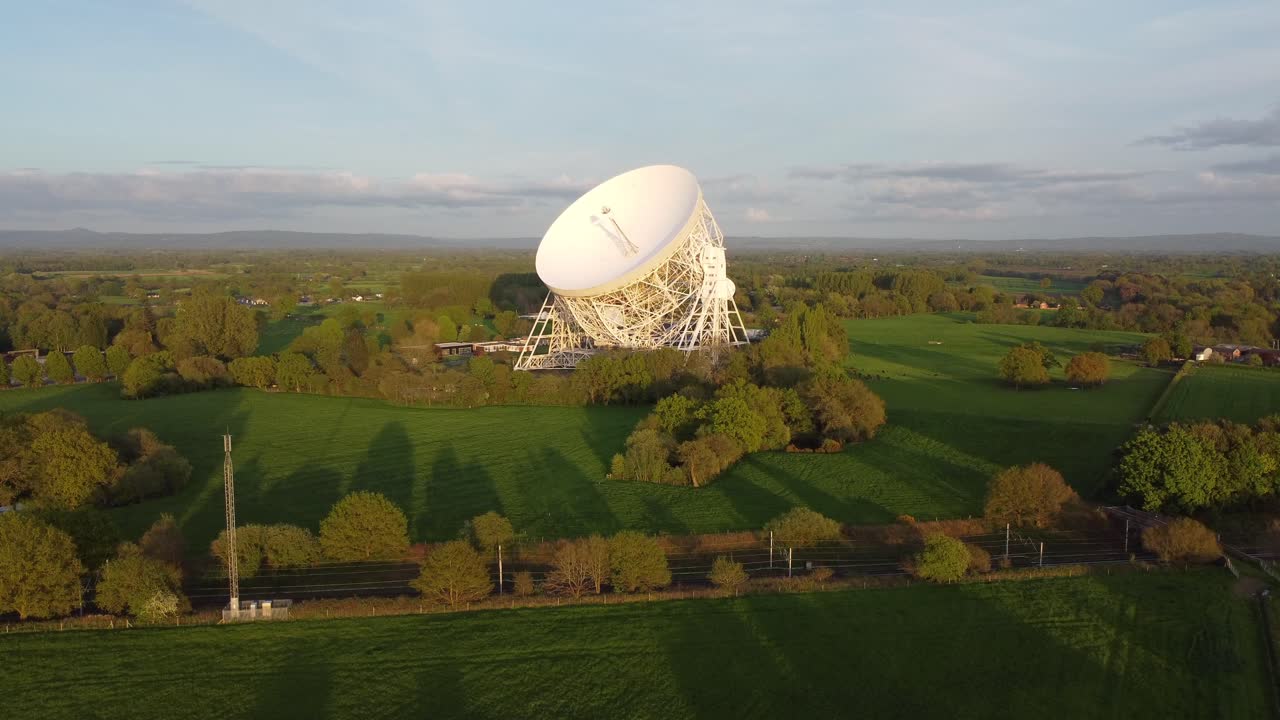 кадры с беспилотников, летающих возле радиотелескопа джодрелл-бэнк, чешир, великобритания