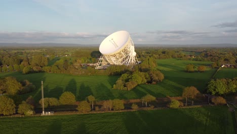 Drohnenaufnahmen-Fliegen-In-Der-Nähe-Des-Radioteleskops-Jodrell-Bank,-Cheshire,-Großbritannien