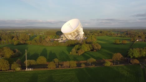 imágenes de aviones no tripulados volando cerca del radiotelescopio de jodrell bank, cheshire, reino unido