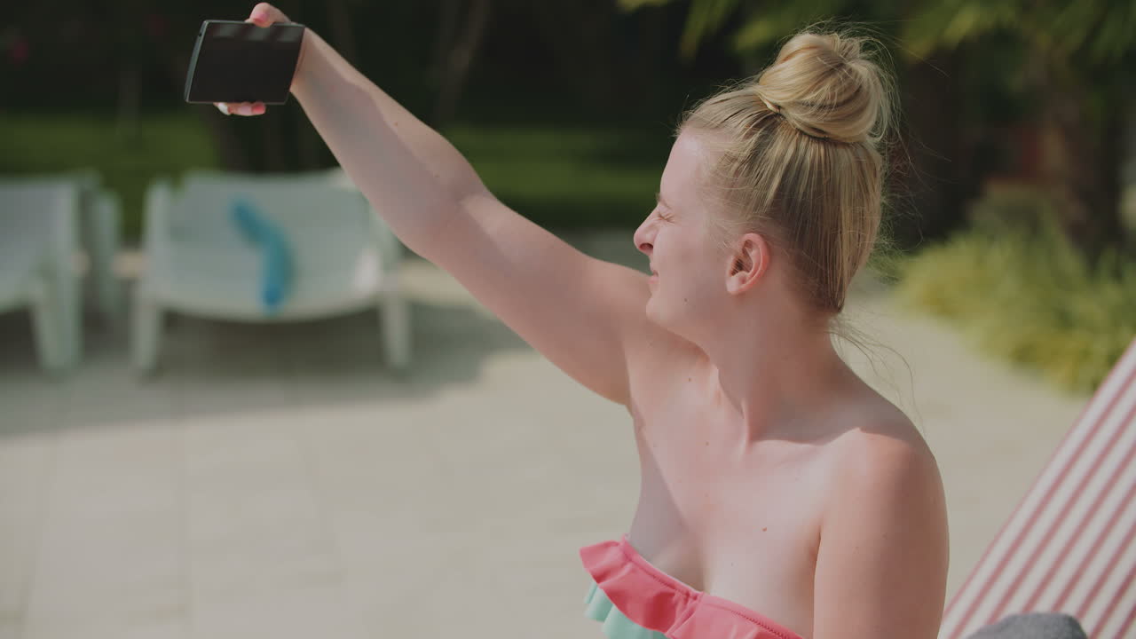 휴일에 스마트폰으로 화상 채팅을 하는 아름다운 여성