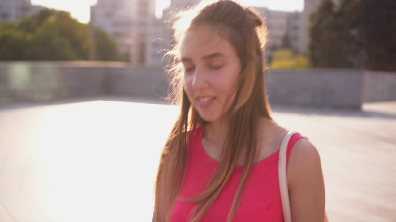 긍정적 인 십대는 거리에서 는 동안 전화로 문자 메시지를 보내고 있습니다.