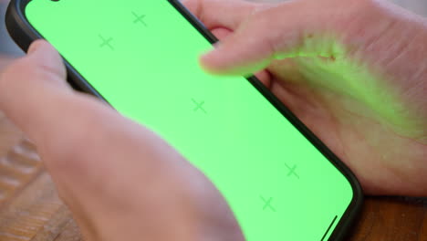 primer plano cinematográfico de la pantalla de un iphone con la mano y los dedos visibles en el marco