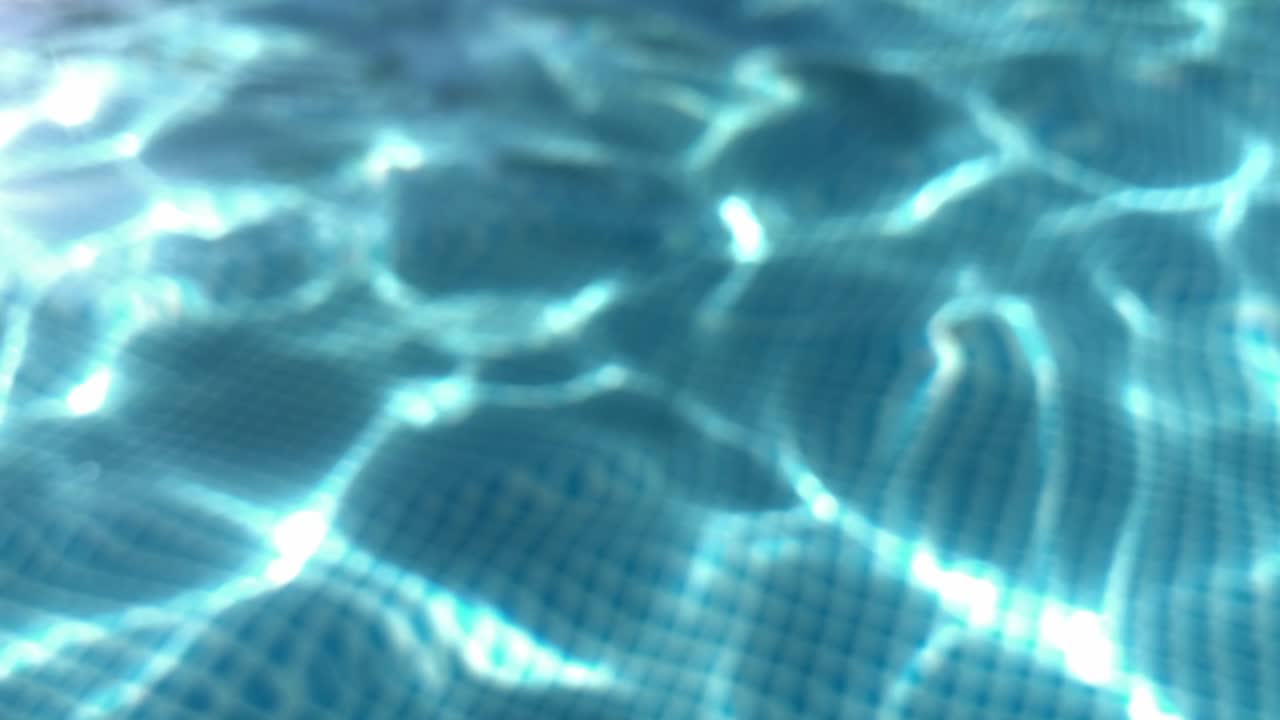 Riak di permukaan air biru transparan di kolam renang.