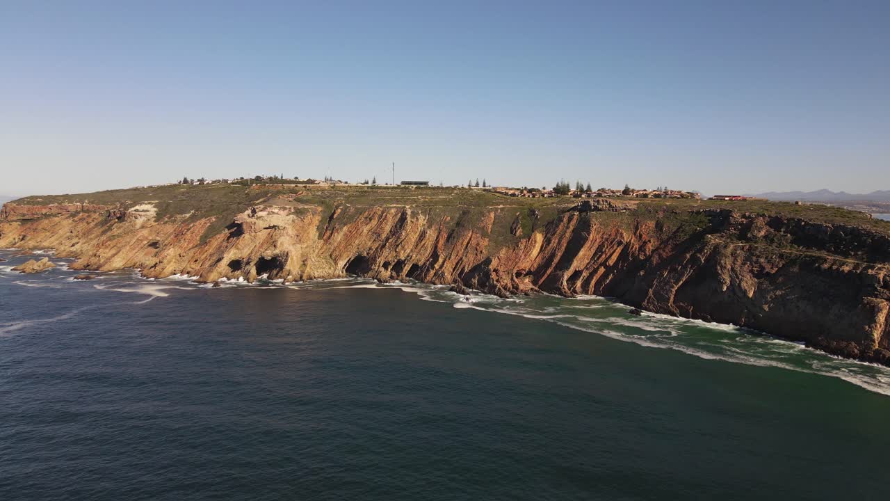 바다 가장자리의 바위 절벽을 향해 날아가는 드론 샷