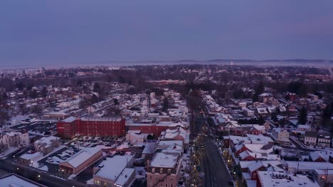 Blaue-Stundenluft-Der-Stadt,-Die-In-Der-Dämmerung,-Dämmerung,-Morgendämmerung-Mit-Schnee-Bedeckt-Ist