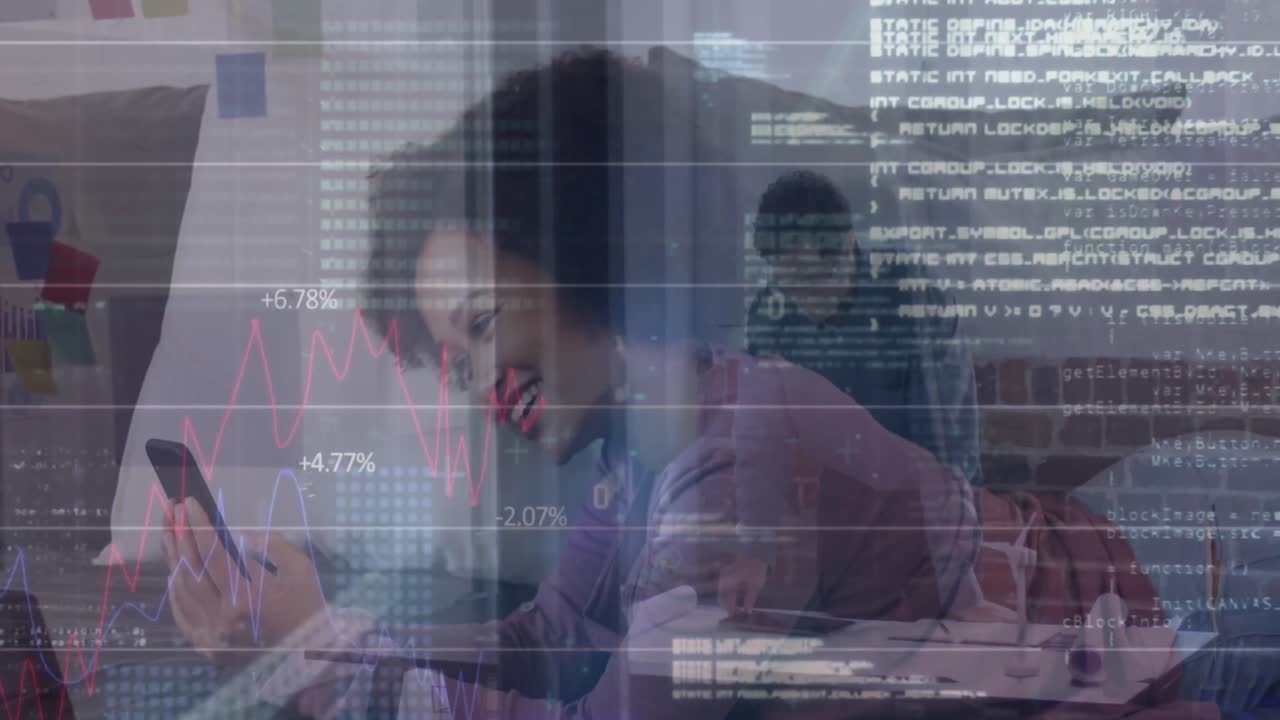 animación de gráficos, lenguaje informático y códigos binarios, mujer y hombre asiáticos usando tecnología