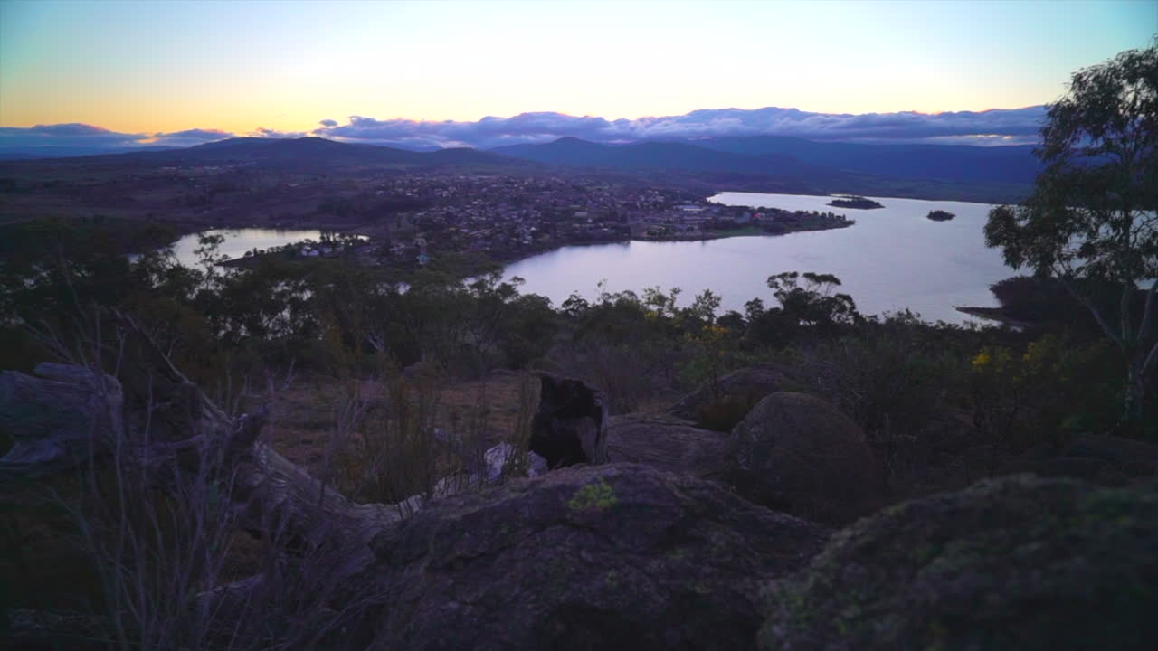 impresionante épico increíble amanecer atardecer lago jindabyne vista superior australia colorido todavía pacífico dron de taylor brant película