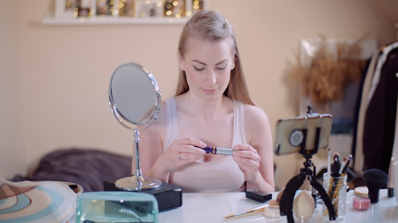 마스카라로 속눈썹 화장하는 여자 8