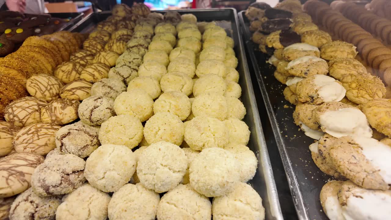 Surtido de Deliciosas Galletas y Repostería en Exhibición