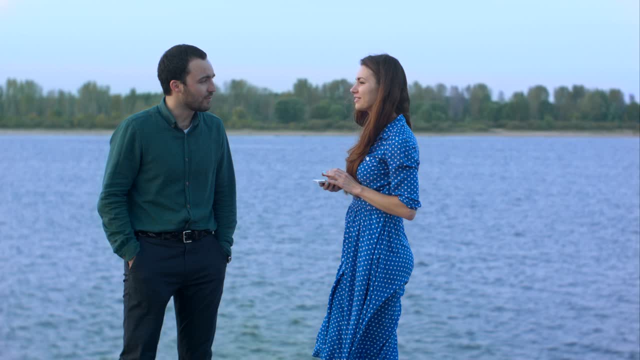 귀여운 소녀가 드폰으로 얘기하고 남자도 기다리고 있어