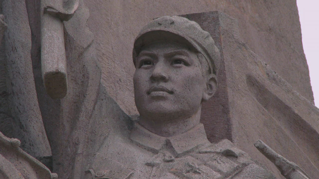 una estatua de la era comunista varada en un parque chino