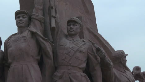 una estatua de la era comunista varada en un parque chino