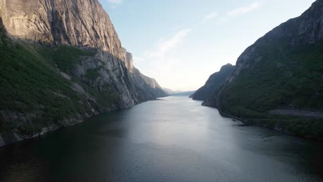 Drohnenaufnahmen-Des-Norwegischen-Fjords-Von-Lysebotn